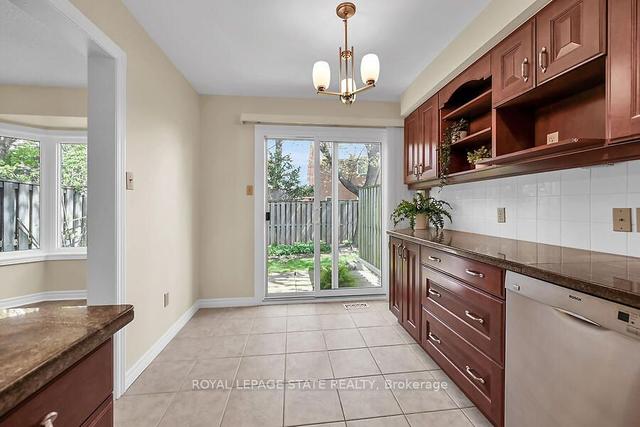 19 - 2006 Glenada Cres, Townhouse with 3 bedrooms, 3 bathrooms and 2 parking in Oakville ON | Image 3