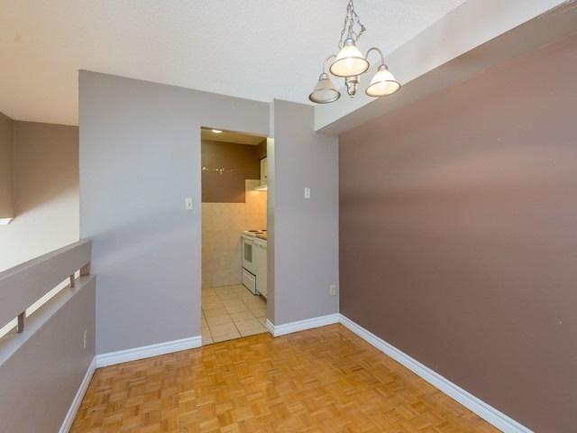 229 Milestone Cres, Condo with 3 bedrooms, 2 bathrooms and 1 parking in Aurora ON | Image 5