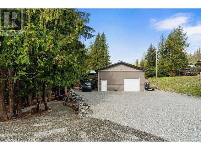 7430 Stampede Trail, House detached with 3 bedrooms, 2 bathrooms and 4 parking in Columbia Shuswap F BC | Image 5