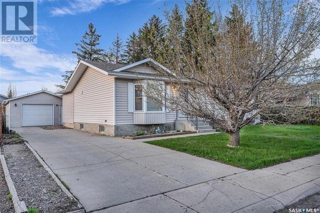 330 Flavelle Cres, House detached with 5 bedrooms, 3 bathrooms and null parking in Saskatoon SK | Image 2