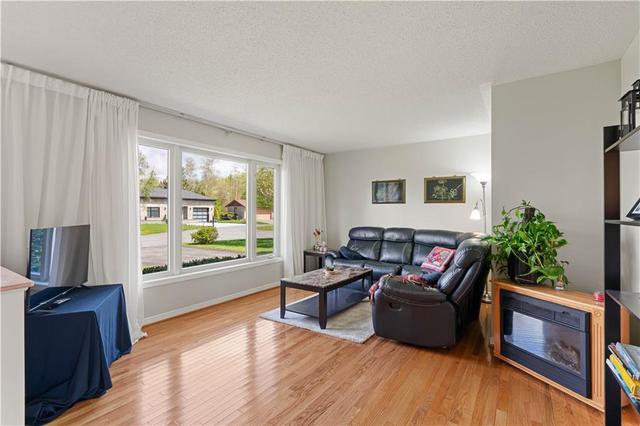 6277 Macrae Crt, House detached with 3 bedrooms, 2 bathrooms and 3 parking in South Glengarry ON | Image 3