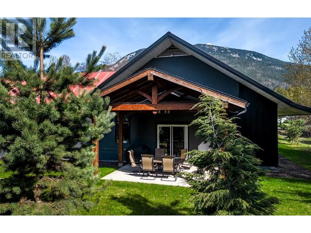 1502 Mountain View Drive, House detached with 6 bedrooms, 3 bathrooms and 10 parking in Revelstoke BC | Image 6
