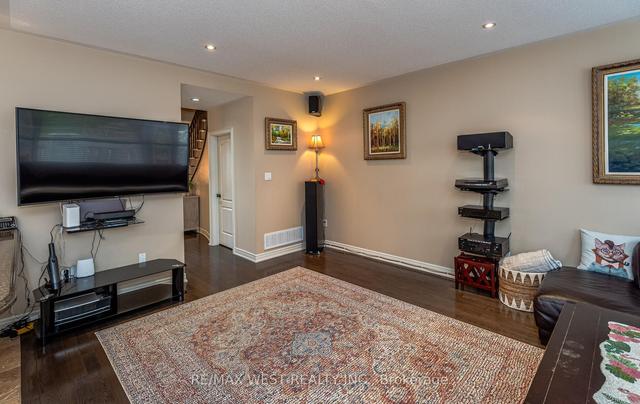 8 Carriage House Ct, House attached with 3 bedrooms, 4 bathrooms and 4 parking in Richmond Hill ON | Image 37