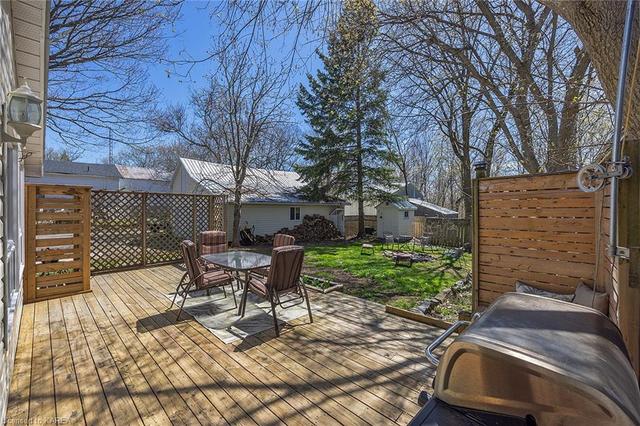 2231 Wellington Street, House detached with 3 bedrooms, 2 bathrooms and 7 parking in South Frontenac ON | Image 3