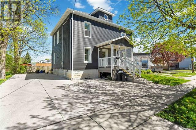 420 Confederation Street, House detached with 4 bedrooms, 2 bathrooms and null parking in Sarnia ON | Image 2
