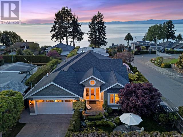 277 Crescent Rd W, House detached with 2 bedrooms, 3 bathrooms and 4 parking in Qualicum Beach BC | Image 1