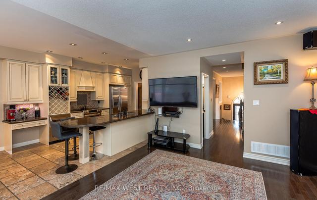 8 Carriage House Ct, House attached with 3 bedrooms, 4 bathrooms and 4 parking in Richmond Hill ON | Image 38