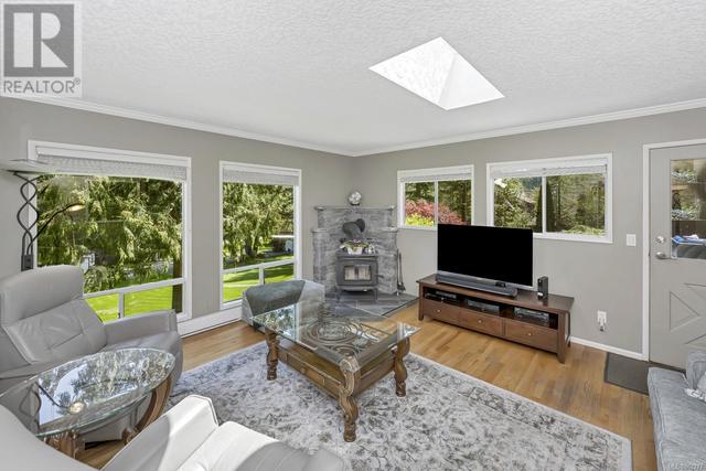 5557 Old West Saanich Rd, House detached with 5 bedrooms, 4 bathrooms and 500 parking in Saanich BC | Image 5