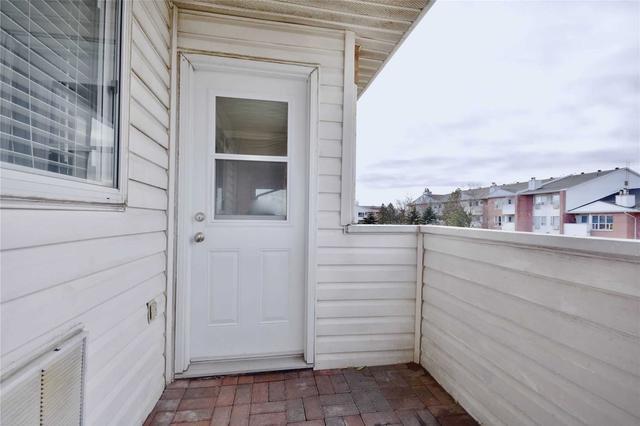 126 Bell Farm Rd, Condo with 3 bedrooms, 2 bathrooms and 1 parking in Barrie ON | Image 4