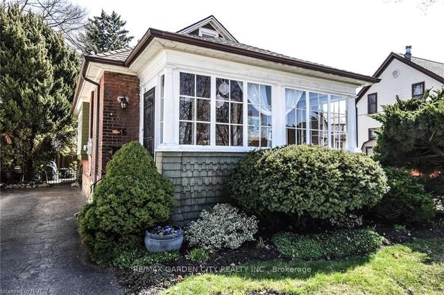 56 Woodland Ave, House detached with 3 bedrooms, 1 bathrooms and 2 parking in St. Catharines ON | Image 1