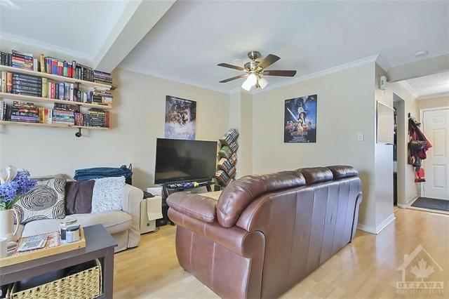 965 Cookshire Cres, Townhouse with 3 bedrooms, 2 bathrooms and 2 parking in Ottawa ON | Image 7