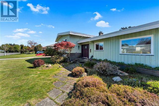 3401 Woodburn Ave, House detached with 4 bedrooms, 3 bathrooms and 1 parking in Oak Bay BC | Image 3