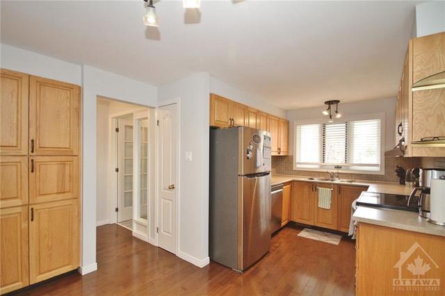 32 Flanders St, House detached with 3 bedrooms, 3 bathrooms and 5 parking in Ottawa ON | Image 4