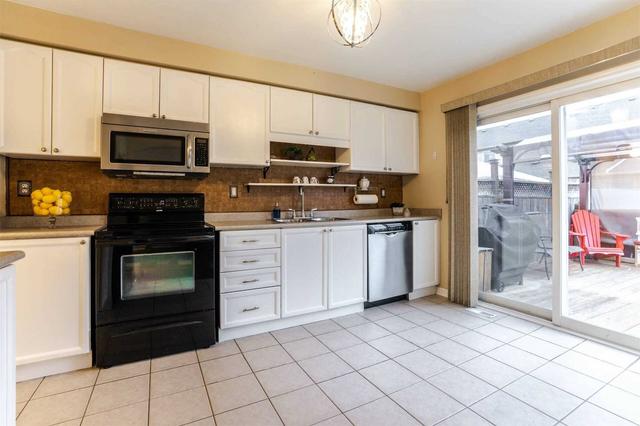 682 Hamilton Cres, House attached with 3 bedrooms, 3 bathrooms and 2 parking in Milton ON | Image 4