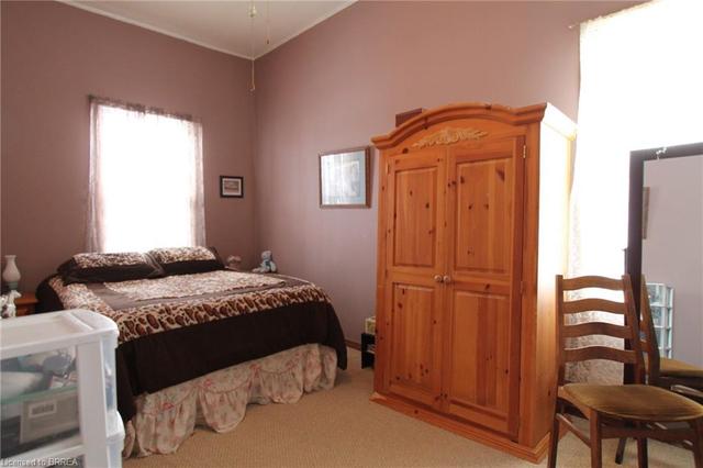 20 Holme St, House detached with 2 bedrooms, 1 bathrooms and 2 parking in Brantford ON | Image 6