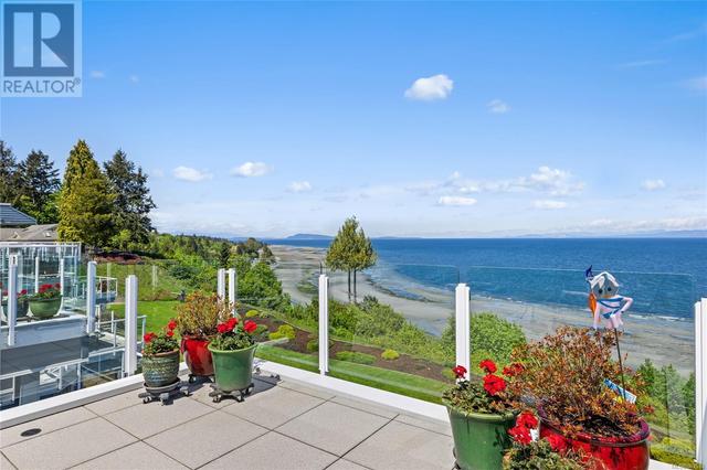 301 - 431 Crescent Rd W, Condo with 2 bedrooms, 2 bathrooms and 8 parking in Qualicum Beach BC | Image 1
