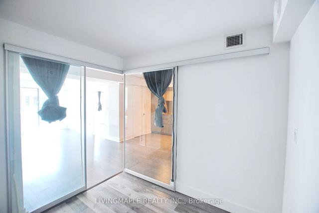 2113 - 955 Bay St, Condo with 3 bedrooms, 2 bathrooms and 1 parking in Toronto ON | Image 22