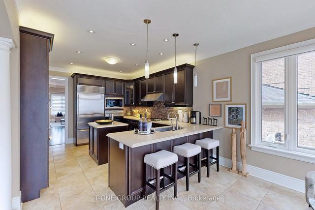 21 Antonini Ct, House detached with 4 bedrooms, 5 bathrooms and 7 parking in Vaughan ON | Image 2