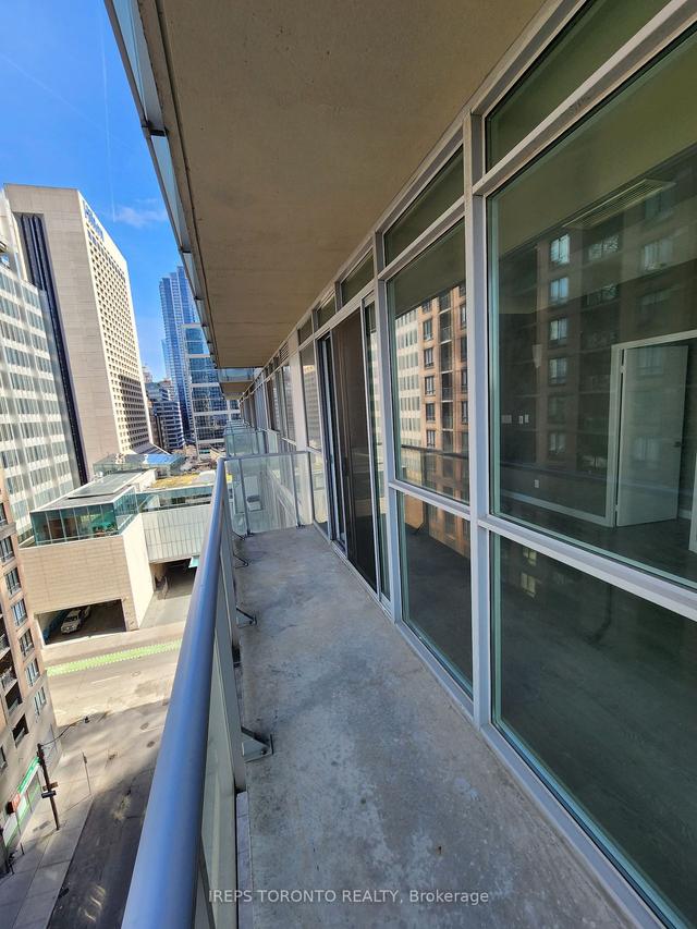 1004 - 126 Simcoe St, Condo with 2 bedrooms, 2 bathrooms and 1 parking in Toronto ON | Image 16