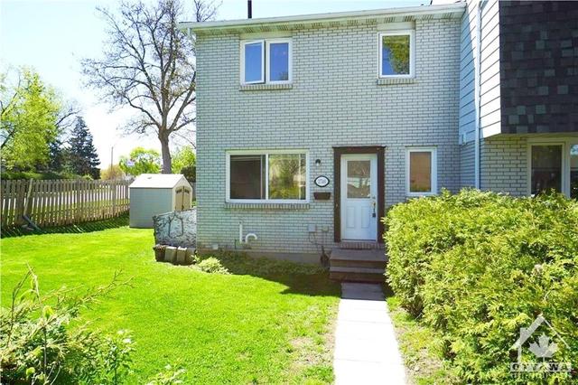 2746 Consul Ave, Townhouse with 3 bedrooms, 2 bathrooms and 1 parking in Ottawa ON | Image 1