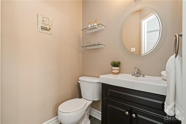 1778 Jersey Street, Townhouse with 3 bedrooms, 2 bathrooms and 3 parking in Ottawa ON | Image 5
