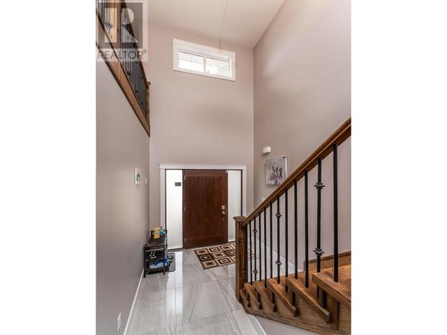 2542 Chancellor Blvd, House detached with 5 bedrooms, 4 bathrooms and null parking in Prince George BC | Image 2