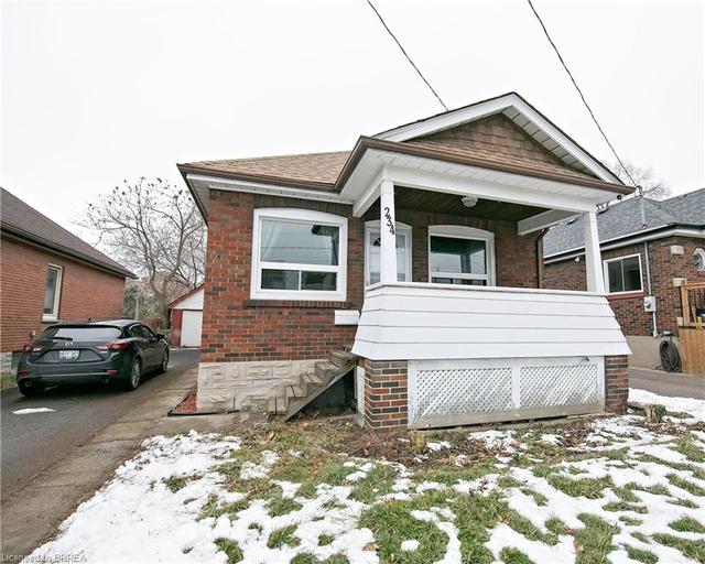 234 Clarence St, House detached with 3 bedrooms, 1 bathrooms and 4 parking in Brantford ON | Image 2