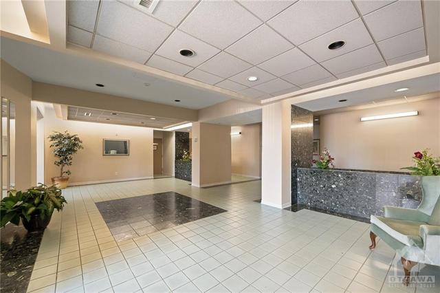 505 - 330 Centrum Blvd, Condo with 3 bedrooms, 2 bathrooms and 1 parking in Ottawa ON | Image 3