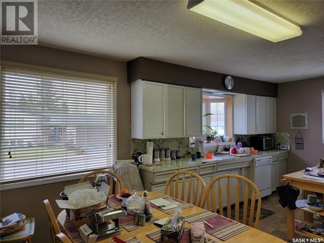 301 6th Ave E, House detached with 3 bedrooms, 2 bathrooms and null parking in Unity SK | Image 3