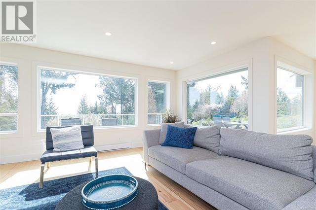 8518 Tribune Terr, House detached with 5 bedrooms, 3 bathrooms and 4 parking in North Saanich BC | Image 11
