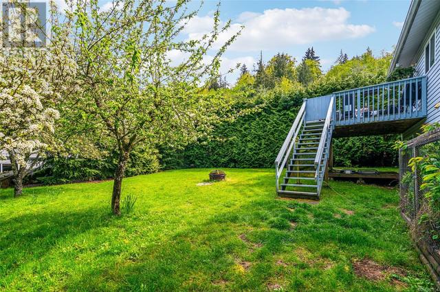 Private and bright backyard with fruit trees. | Image 2