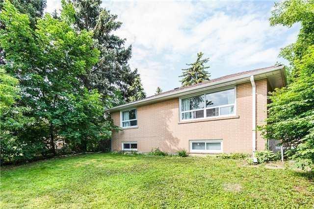 15 Bowerbank Dr, House detached with 3 bedrooms, 2 bathrooms and 3 parking in Toronto ON | Image 8