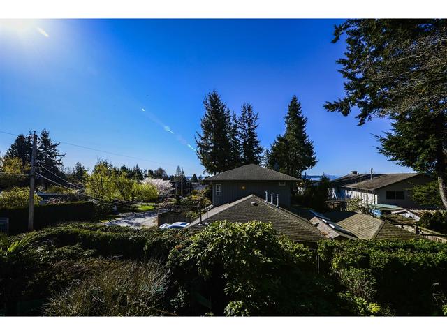 1071 Stevens St, House detached with 3 bedrooms, 3 bathrooms and 5 parking in White Rock BC | Image 25