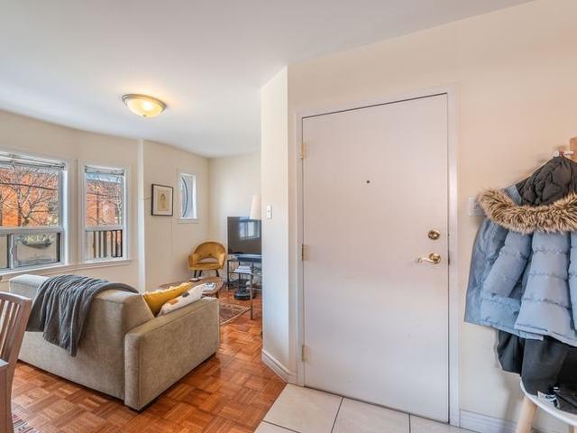 190 Ossington Ave, Home with 6 bedrooms, 3 bathrooms and 2 parking in Toronto ON | Image 2