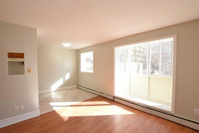 303 - 101 Queen St S, Condo with 1 bedrooms, 1 bathrooms and 1 parking in Hamilton ON | Image 2