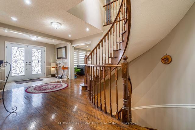 4 Perth St, House detached with 4 bedrooms, 4 bathrooms and 6 parking in Brampton ON | Image 2