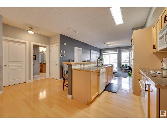 210 - 9828 112 St Nw, Condo with 2 bedrooms, 1 bathrooms and 2 parking in Edmonton AB | Image 9