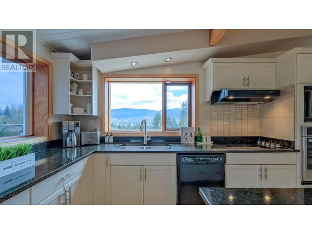 404 West Bench Dr, House detached with 4 bedrooms, 3 bathrooms and 7 parking in Okanagan Similkameen F BC | Image 9