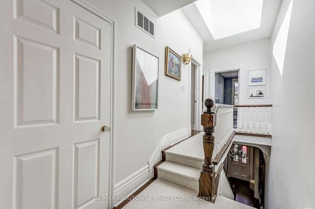 301 Sumach St, House attached with 3 bedrooms, 2 bathrooms and 1 parking in Toronto ON | Image 3