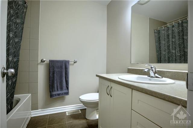 125 Dunforest Terr, Townhouse with 3 bedrooms, 3 bathrooms and 3 parking in Ottawa ON | Image 10