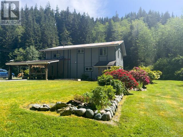 105 Springhill Rd, House detached with 4 bedrooms, 3 bathrooms and 5 parking in Mount Waddington D BC | Image 1
