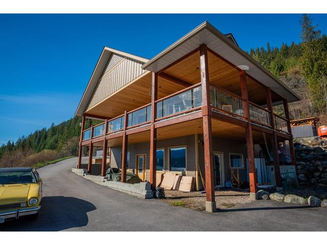 3558 Sprague St, House detached with 3 bedrooms, 4 bathrooms and null parking in Central Kootenay D BC | Image 20