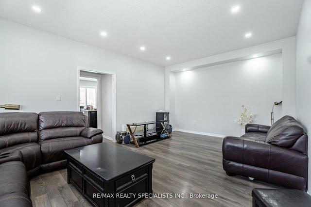 426 Queen Mary Dr, House semidetached with 4 bedrooms, 4 bathrooms and 3 parking in Brampton ON | Image 2