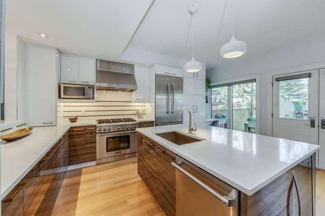 221 Willow Ave, House detached with 4 bedrooms, 5 bathrooms and 1 parking in Toronto ON | Image 4