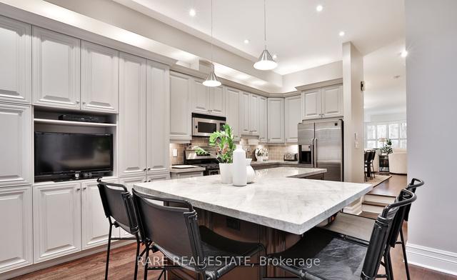102 Pleasant Blvd, Townhouse with 3 bedrooms, 4 bathrooms and 2 parking in Toronto ON | Image 4