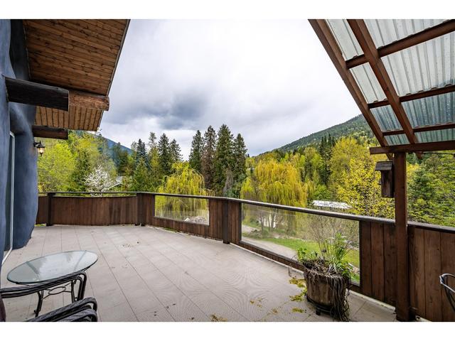 2026 Perrier Rd, House detached with 4 bedrooms, 4 bathrooms and null parking in Nelson BC | Image 39