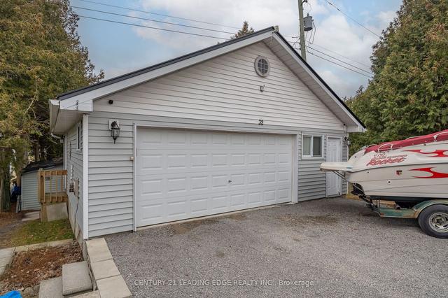 32 Beach Rd, House detached with 2 bedrooms, 1 bathrooms and 6 parking in Kawartha Lakes ON | Image 3
