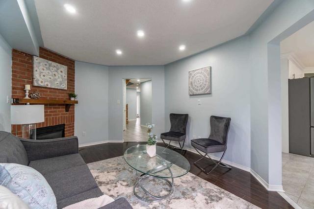 74 Ravenscliffe Crt, House detached with 4 bedrooms, 4 bathrooms and 6 parking in Brampton ON | Image 2