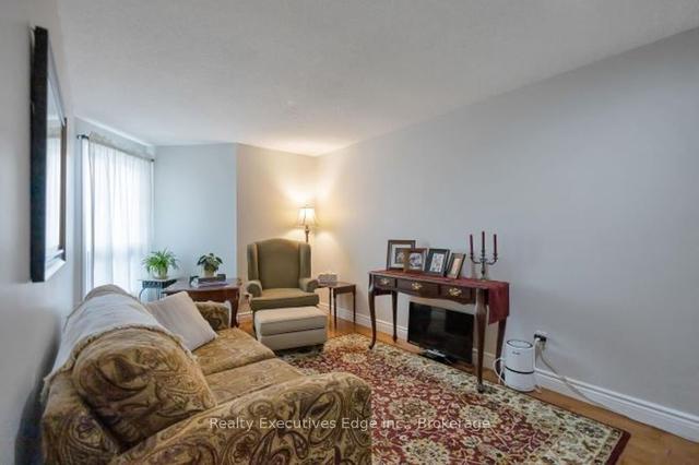 10 - 28 Underhill Cres, Townhouse with 3 bedrooms, 2 bathrooms and 4 parking in Kitchener ON | Image 3