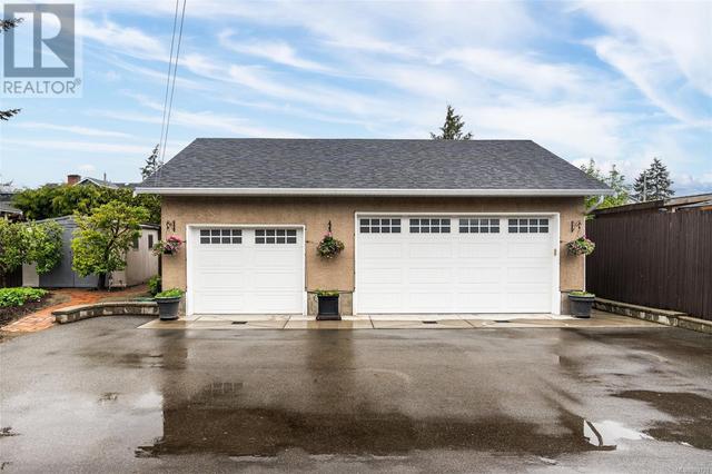 1870 Kings Rd, House detached with 4 bedrooms, 3 bathrooms and 4 parking in Saanich BC | Image 35